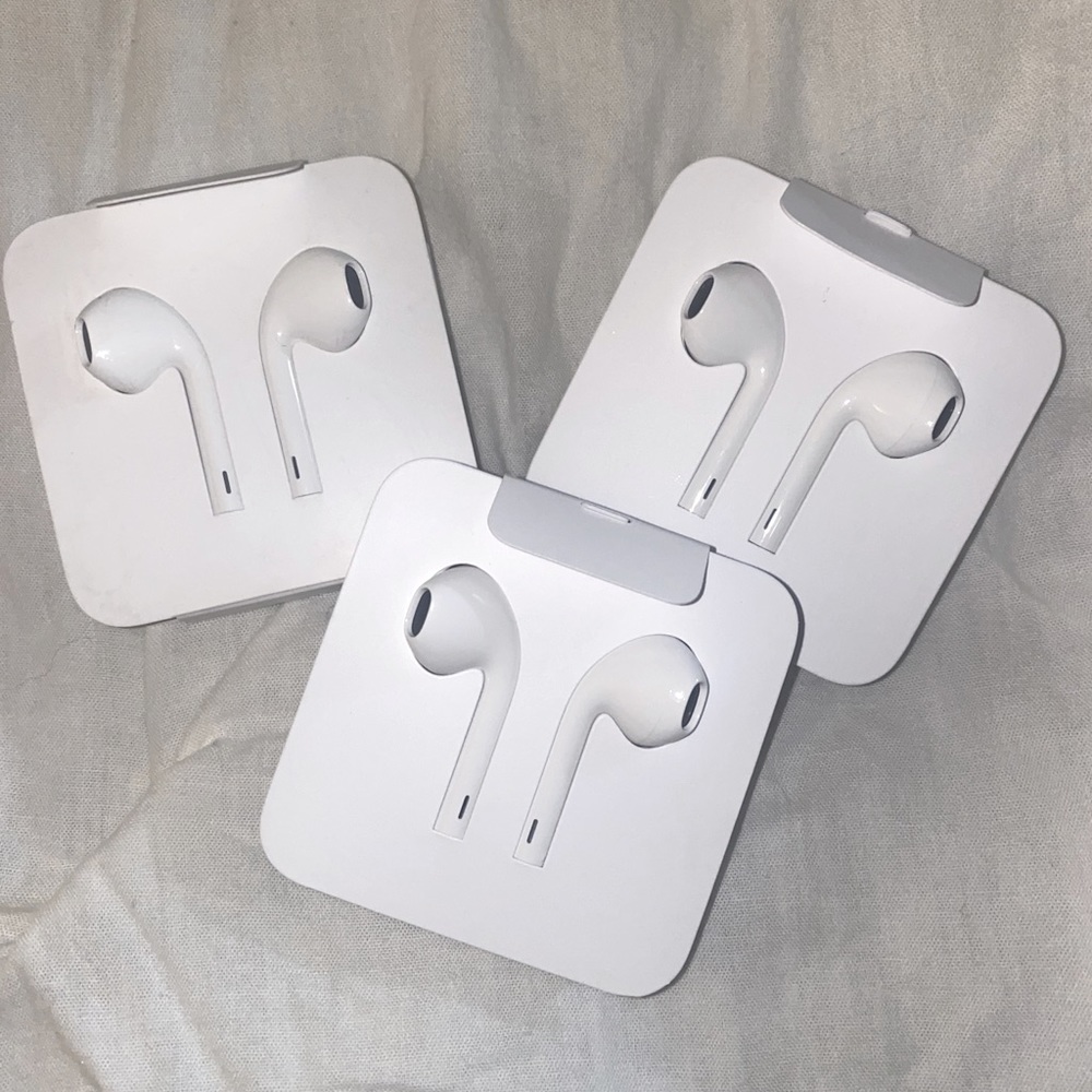 🍎Apple Headphones🍎 I have 1 available!